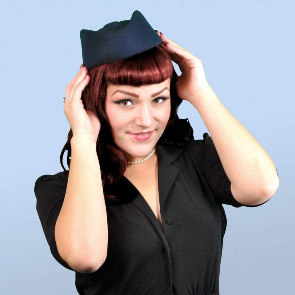 sur la tete | Stewardess Wool Felt Pillbox Hat | 157021 | profile | NAVY BLUE